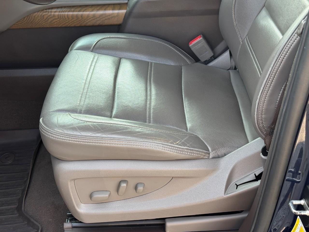 GMC Yukon XL Vehicle Full-screen Gallery Image 15
