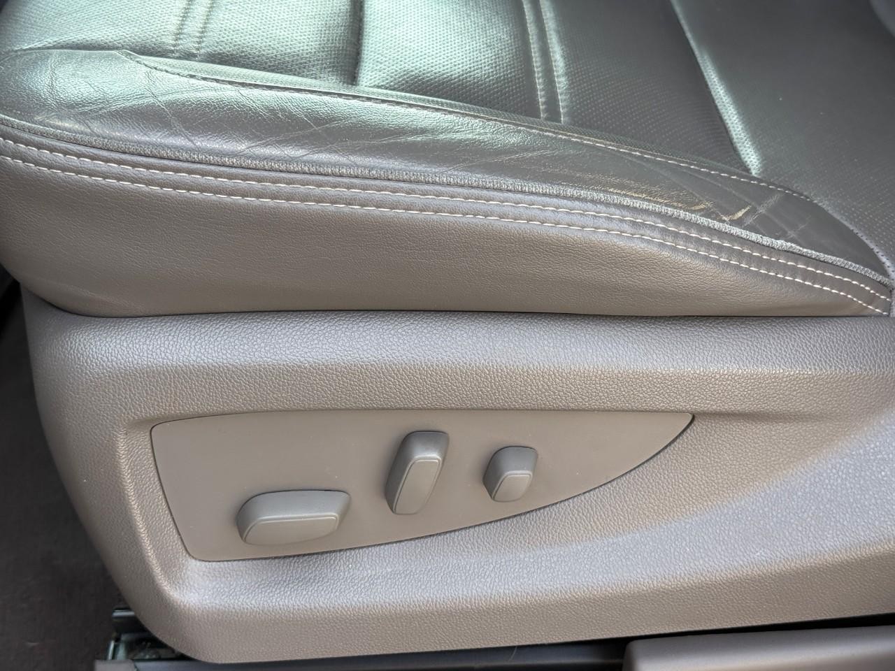 GMC Yukon XL Vehicle Full-screen Gallery Image 16