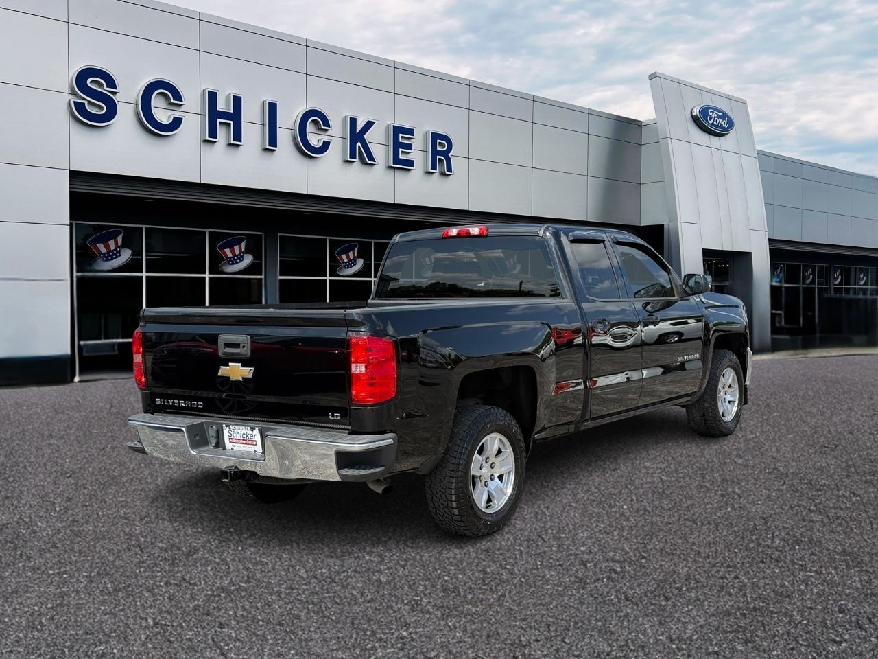 Chevrolet Silverado 1500 LD Vehicle Full-screen Gallery Image 02