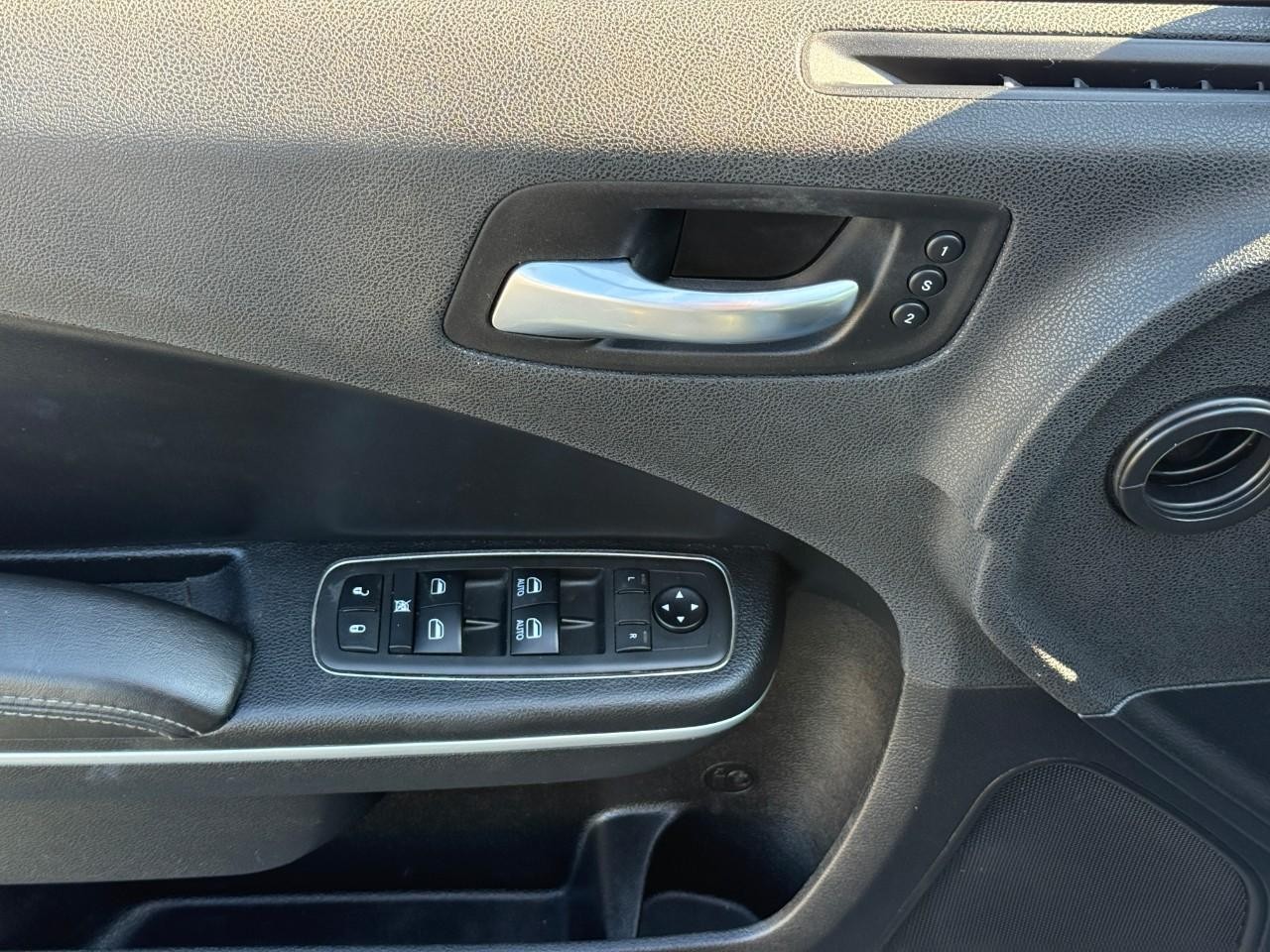 Dodge Charger Vehicle Full-screen Gallery Image 15