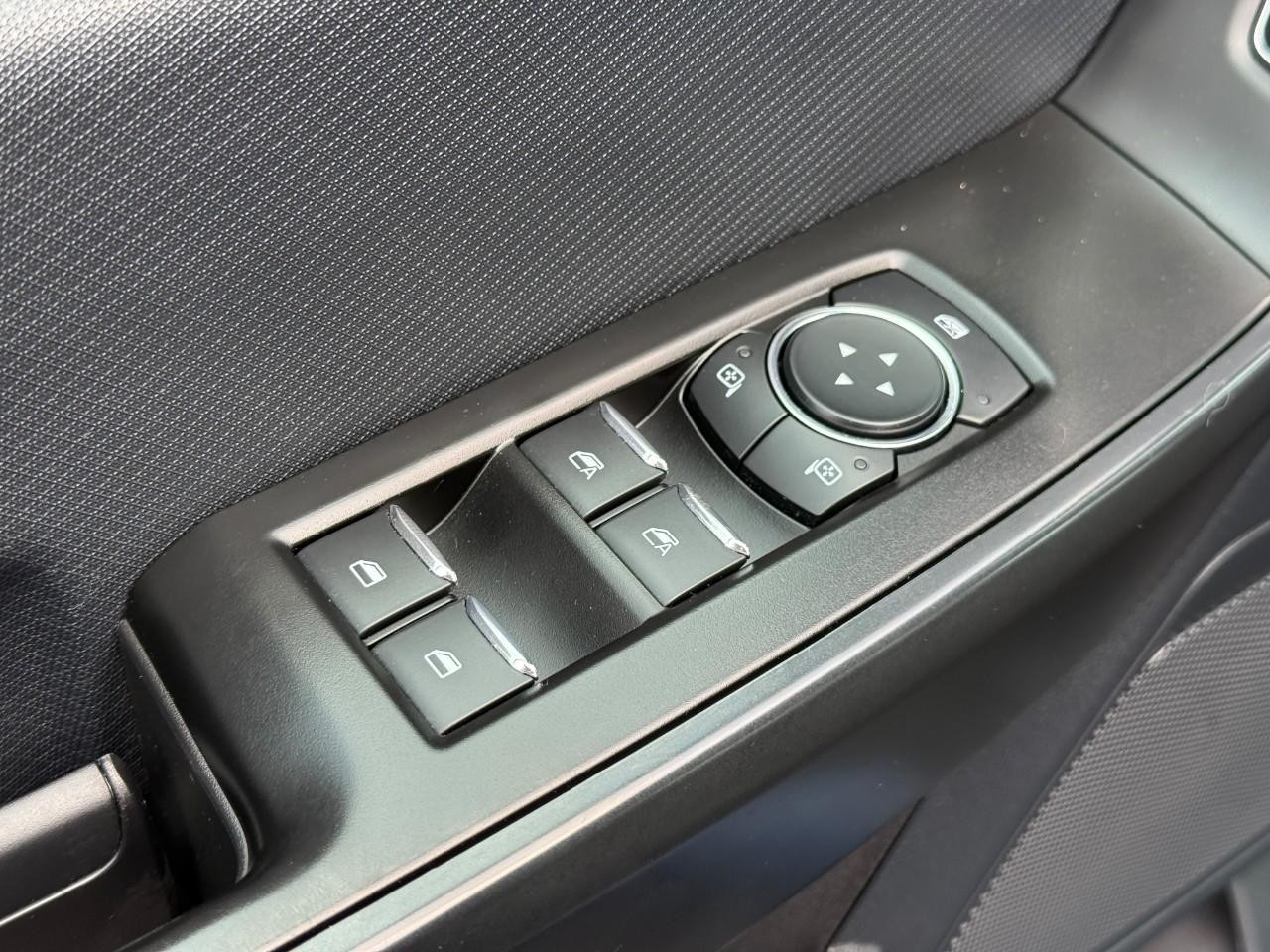 Ford F-150 Vehicle Full-screen Gallery Image 16