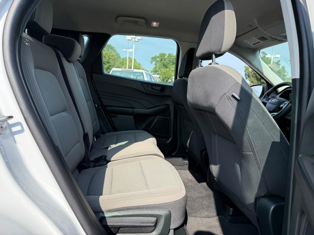 Ford Escape Vehicle Full-screen Gallery Image 08