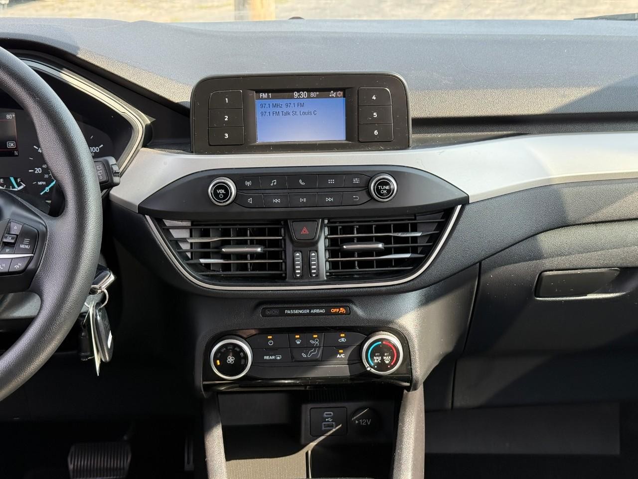 Ford Escape Vehicle Full-screen Gallery Image 12