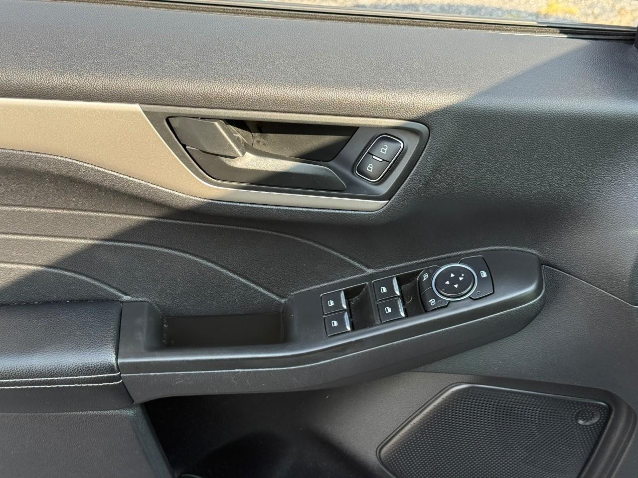Ford Escape Vehicle Full-screen Gallery Image 15