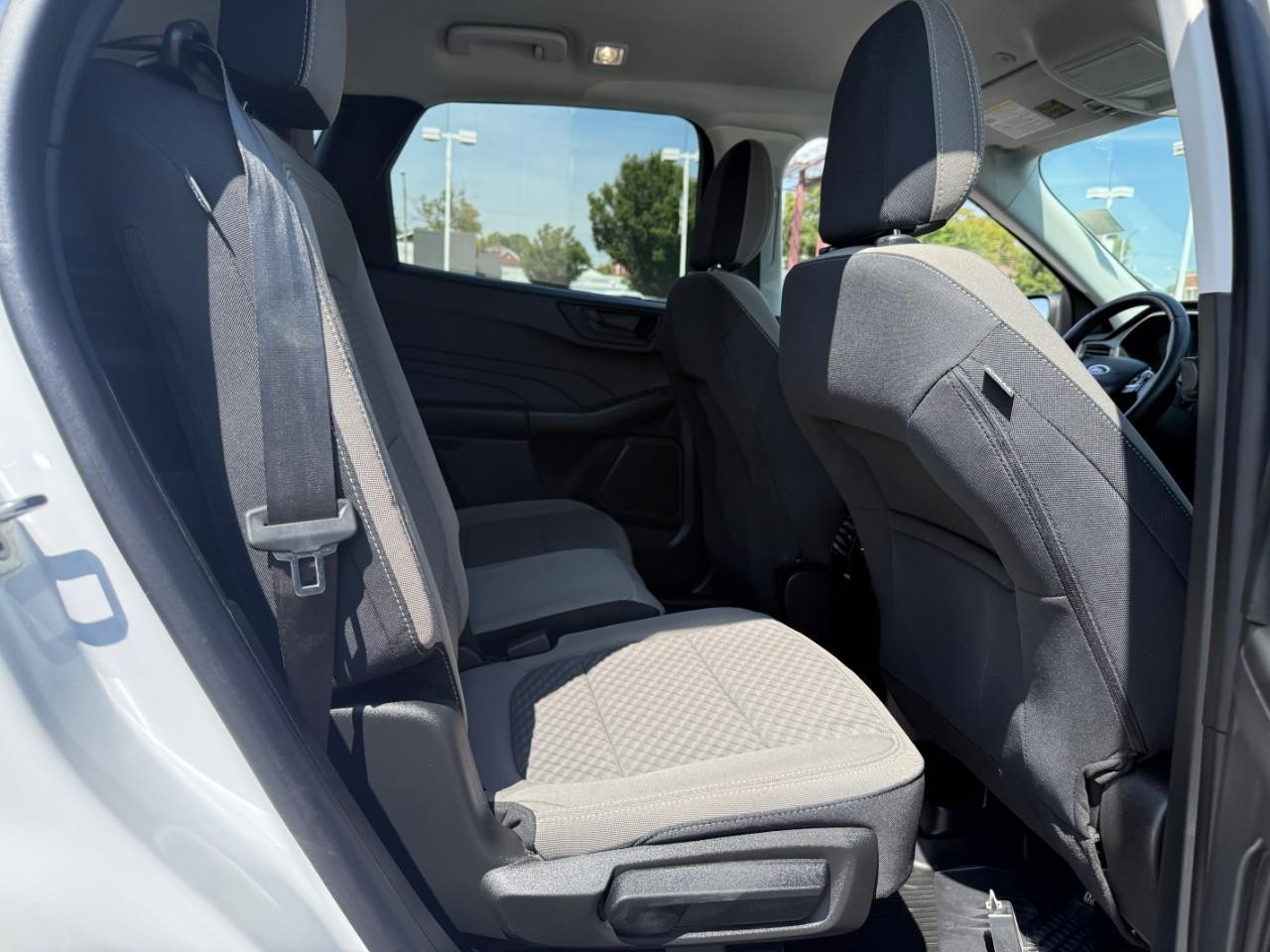 Ford Escape Vehicle Full-screen Gallery Image 10