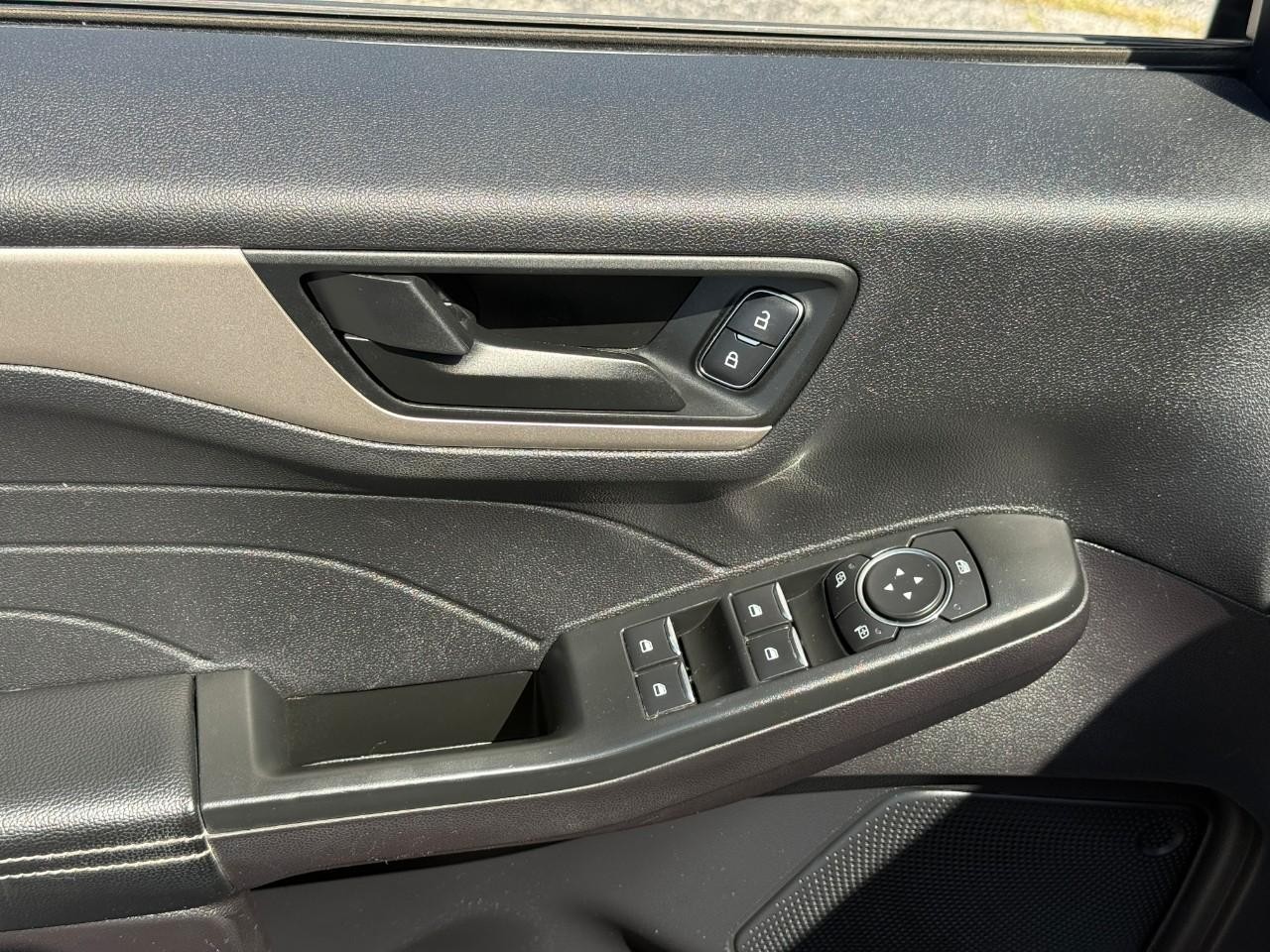 Ford Escape Vehicle Full-screen Gallery Image 16