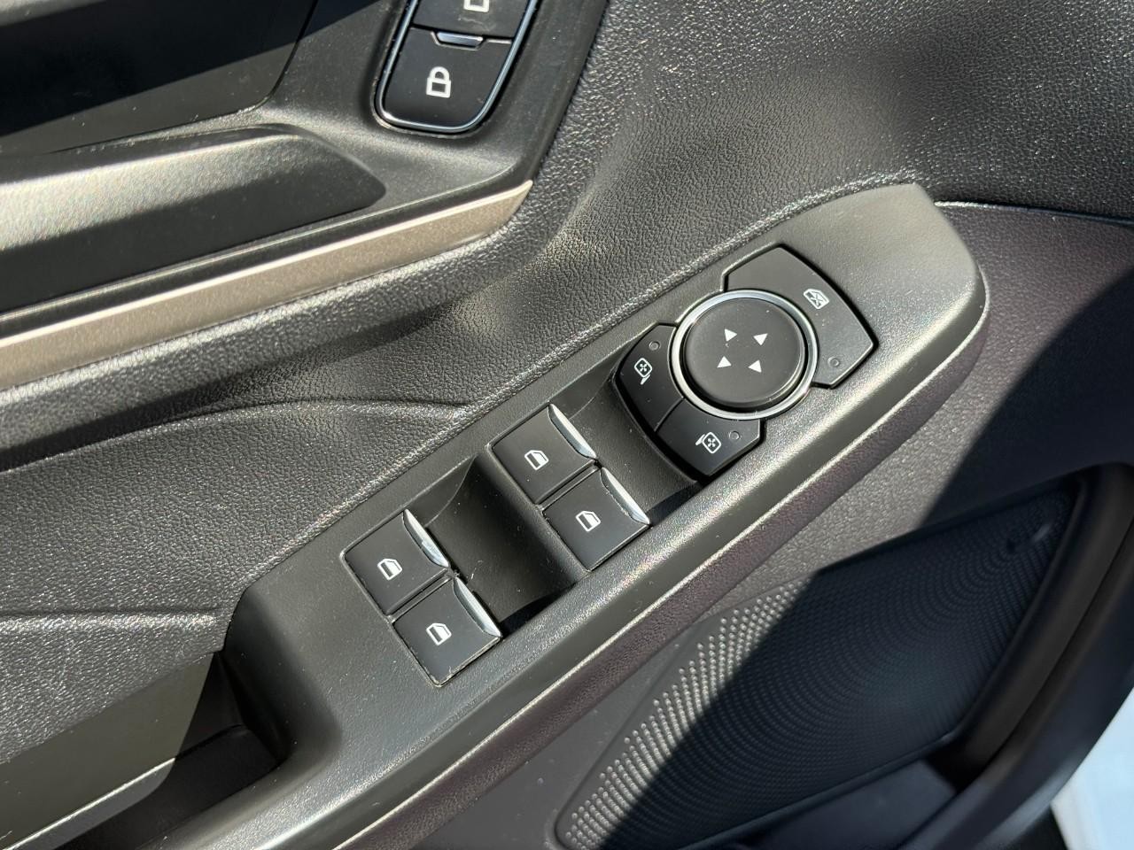 Ford Escape Vehicle Full-screen Gallery Image 17