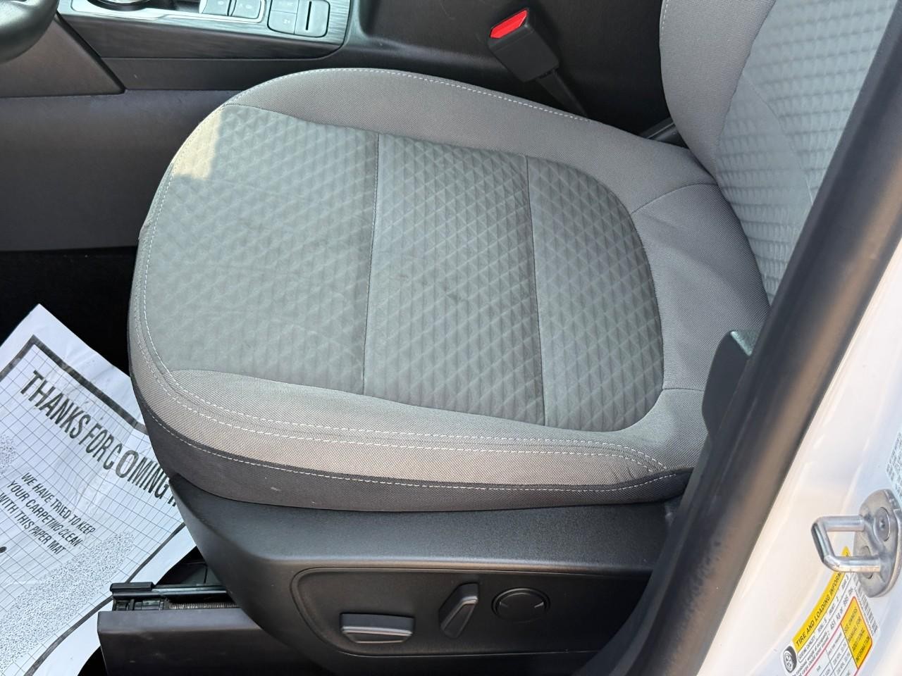 Ford Escape Vehicle Full-screen Gallery Image 18