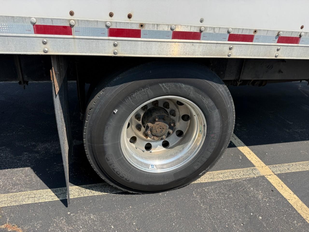 Ford Super Duty F-750 Straight Frame Vehicle Full-screen Gallery Image 05