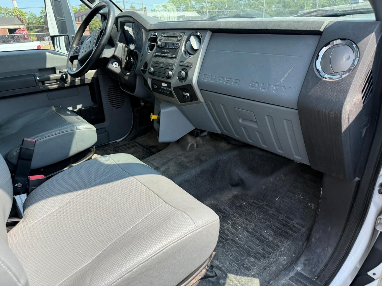 Ford Super Duty F-750 Straight Frame Vehicle Full-screen Gallery Image 07