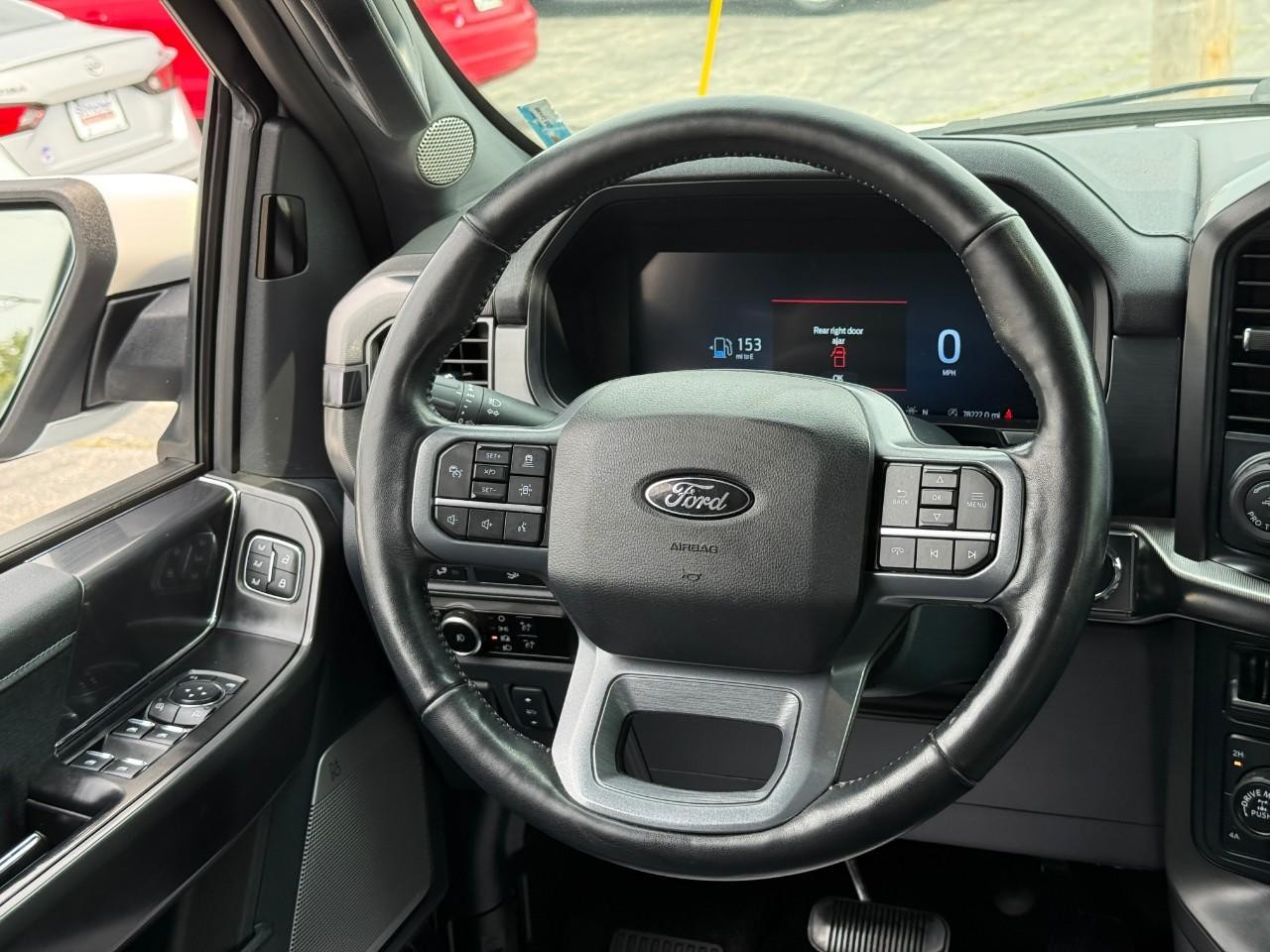 Ford F-150 Vehicle Full-screen Gallery Image 12