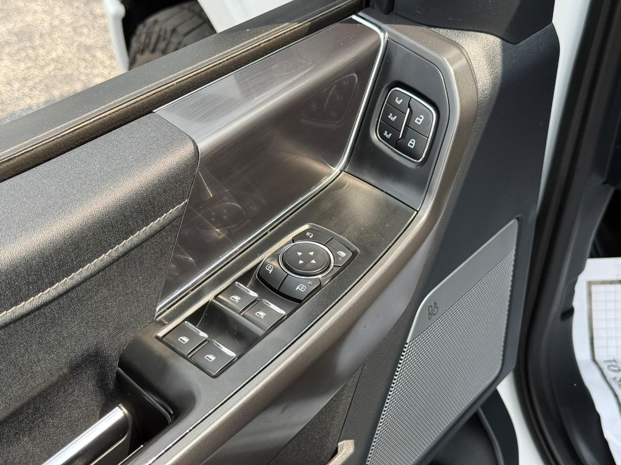 Ford F-150 Vehicle Full-screen Gallery Image 15