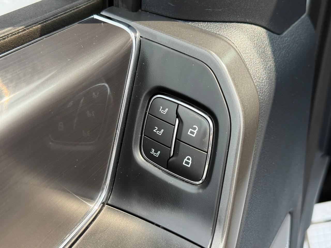 Ford F-150 Vehicle Full-screen Gallery Image 16