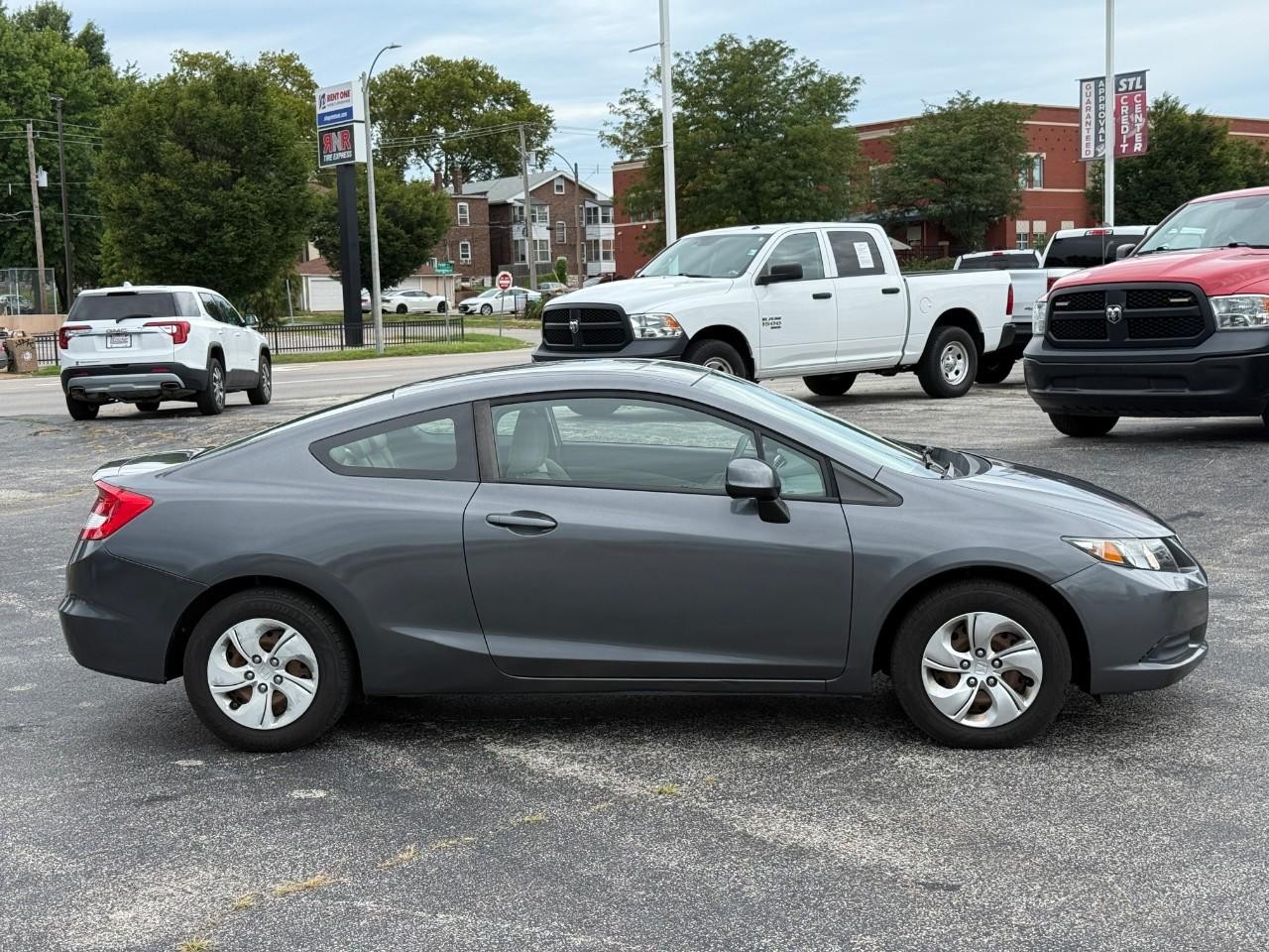 Honda Civic Coupe Vehicle Full-screen Gallery Image 05