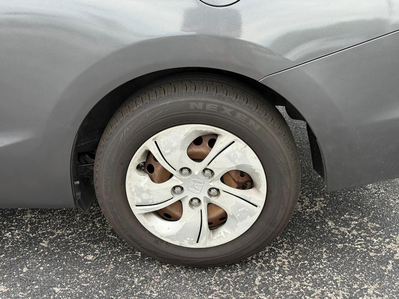 Honda Civic Coupe Vehicle Full-screen Gallery Image 06