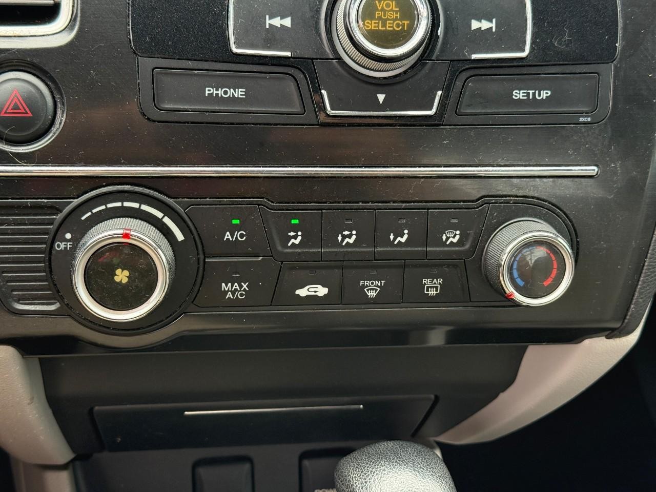 Honda Civic Coupe Vehicle Full-screen Gallery Image 18