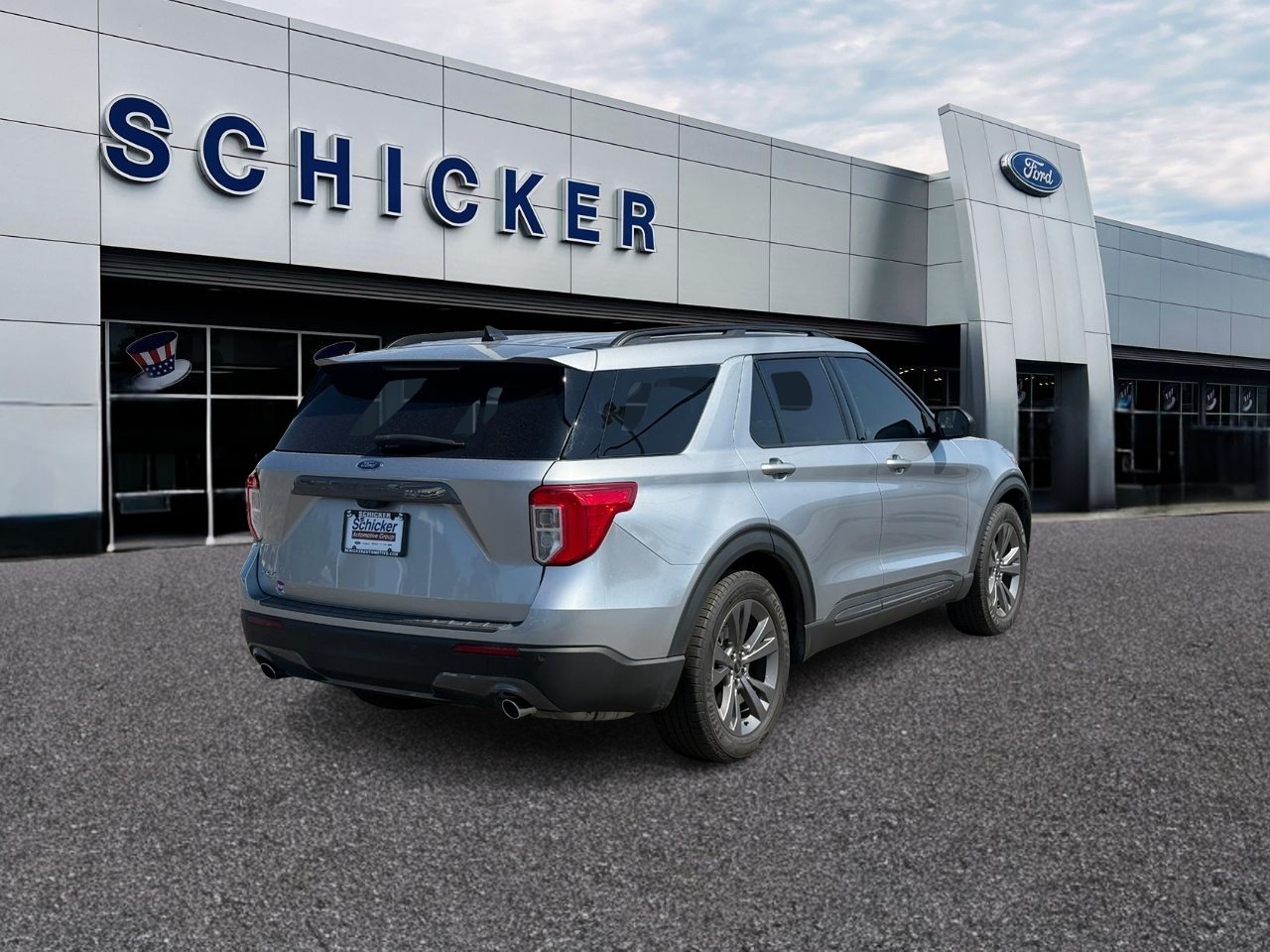 Ford Explorer Vehicle Full-screen Gallery Image 02