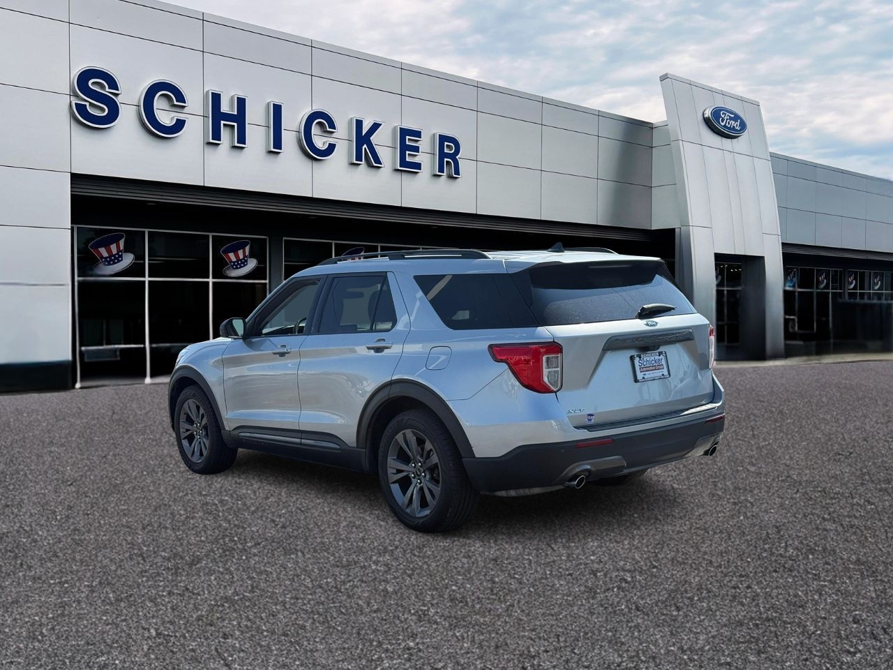 Ford Explorer Vehicle Full-screen Gallery Image 03