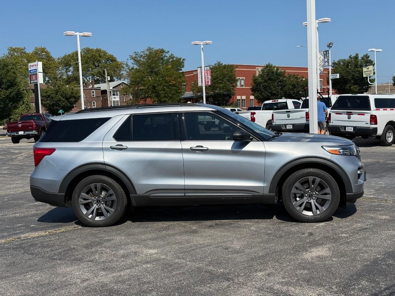 Ford Explorer Vehicle Full-screen Gallery Image 05
