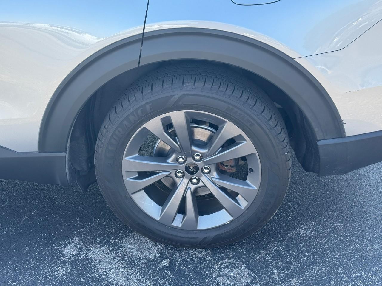 Ford Explorer Vehicle Full-screen Gallery Image 06