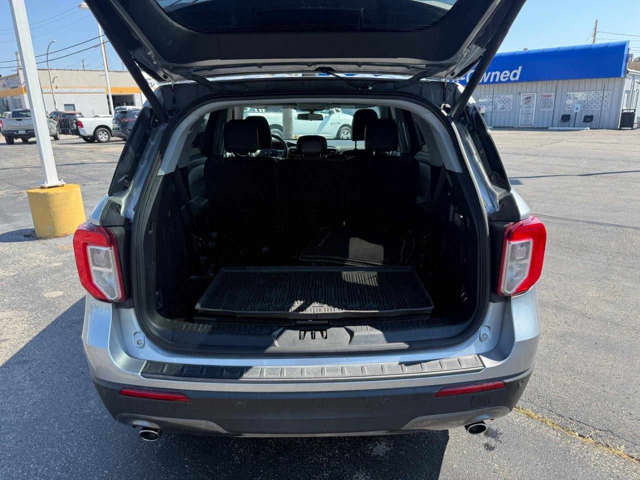 Ford Explorer Vehicle Full-screen Gallery Image 08