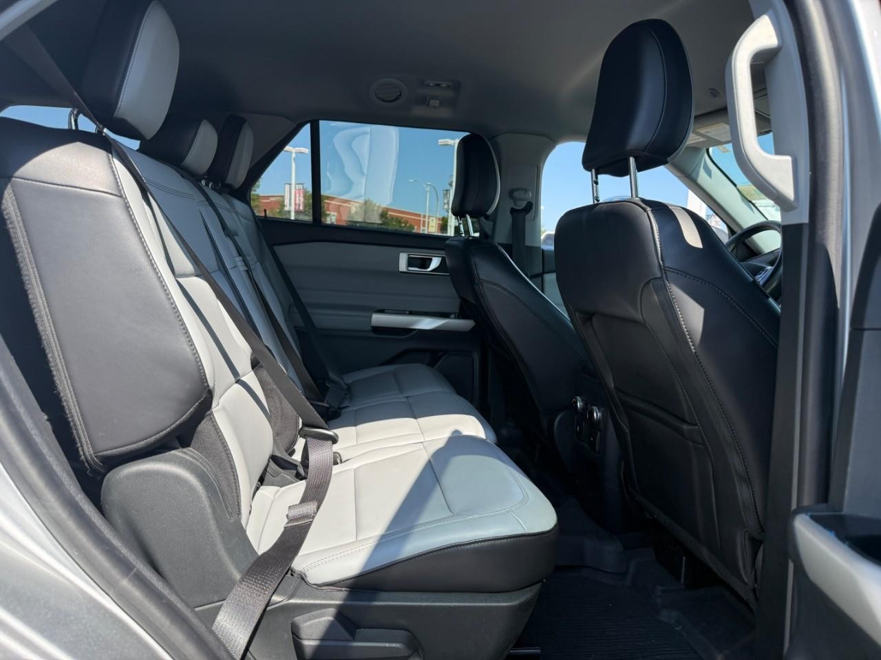 Ford Explorer Vehicle Full-screen Gallery Image 11