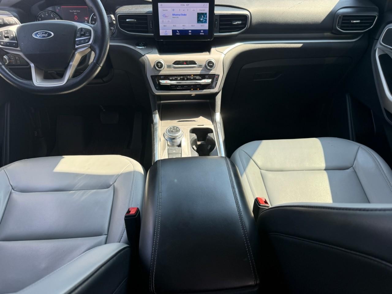Ford Explorer Vehicle Full-screen Gallery Image 12