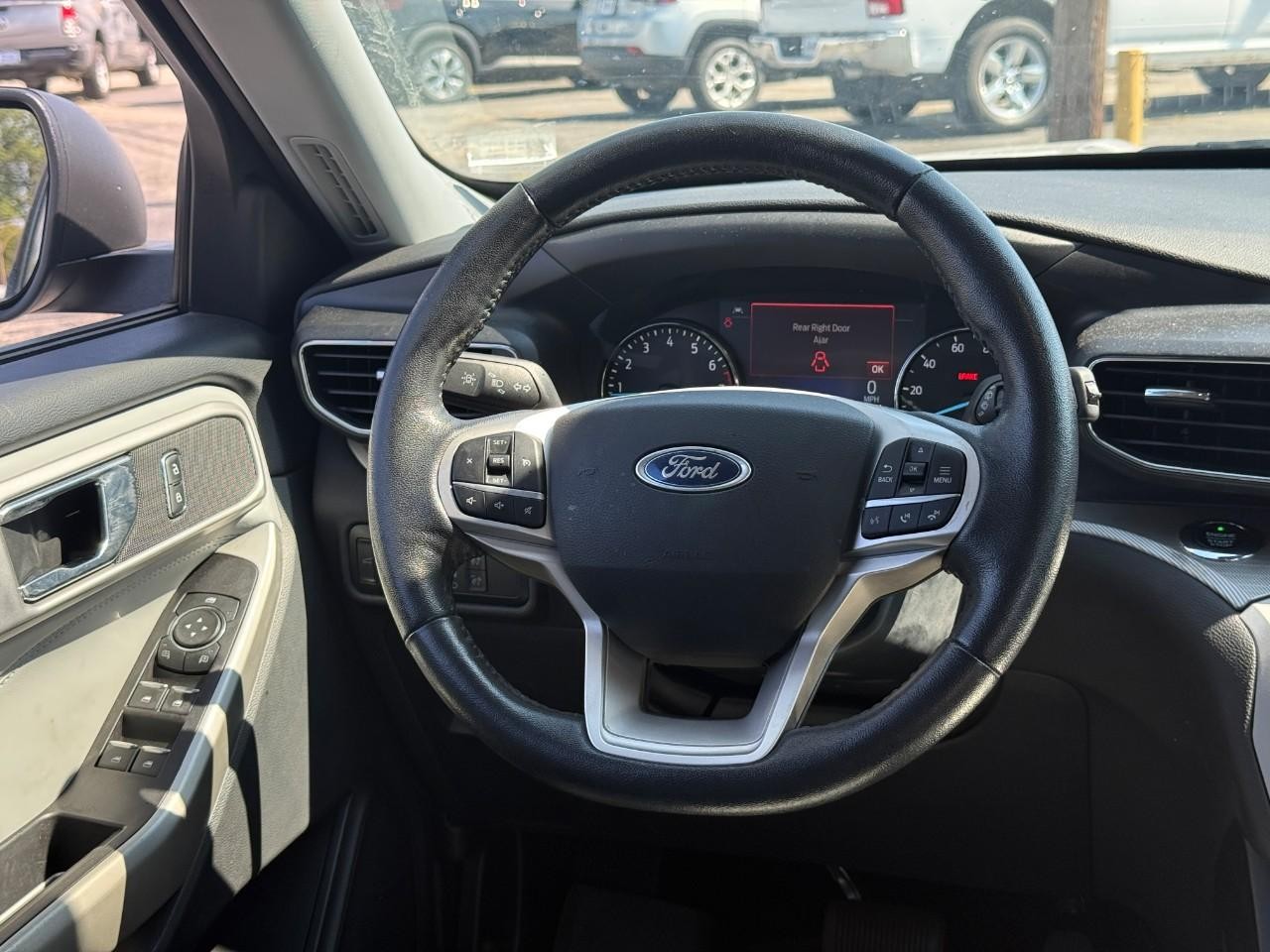 Ford Explorer Vehicle Full-screen Gallery Image 13