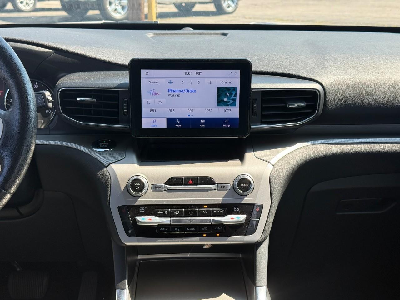 Ford Explorer Vehicle Full-screen Gallery Image 14