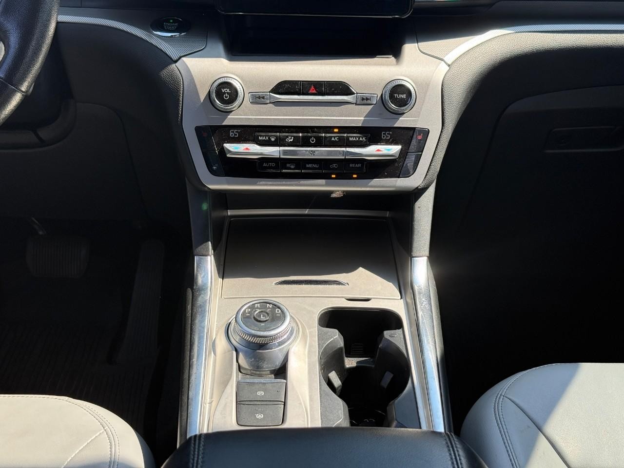 Ford Explorer Vehicle Full-screen Gallery Image 15