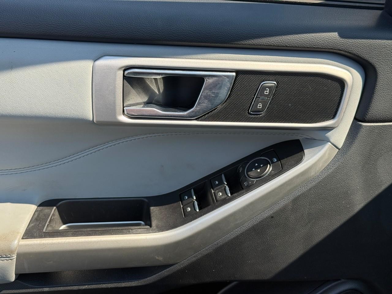 Ford Explorer Vehicle Full-screen Gallery Image 16