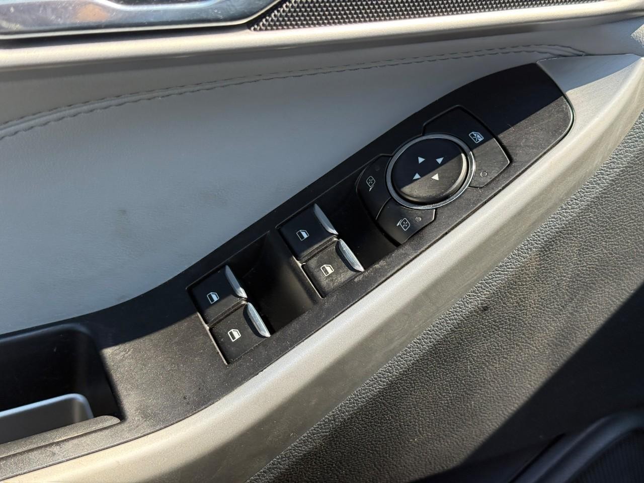 Ford Explorer Vehicle Full-screen Gallery Image 17