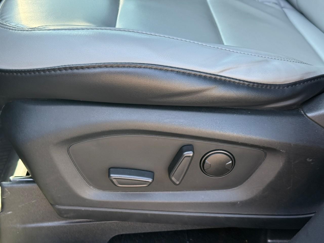 Ford Explorer Vehicle Full-screen Gallery Image 19