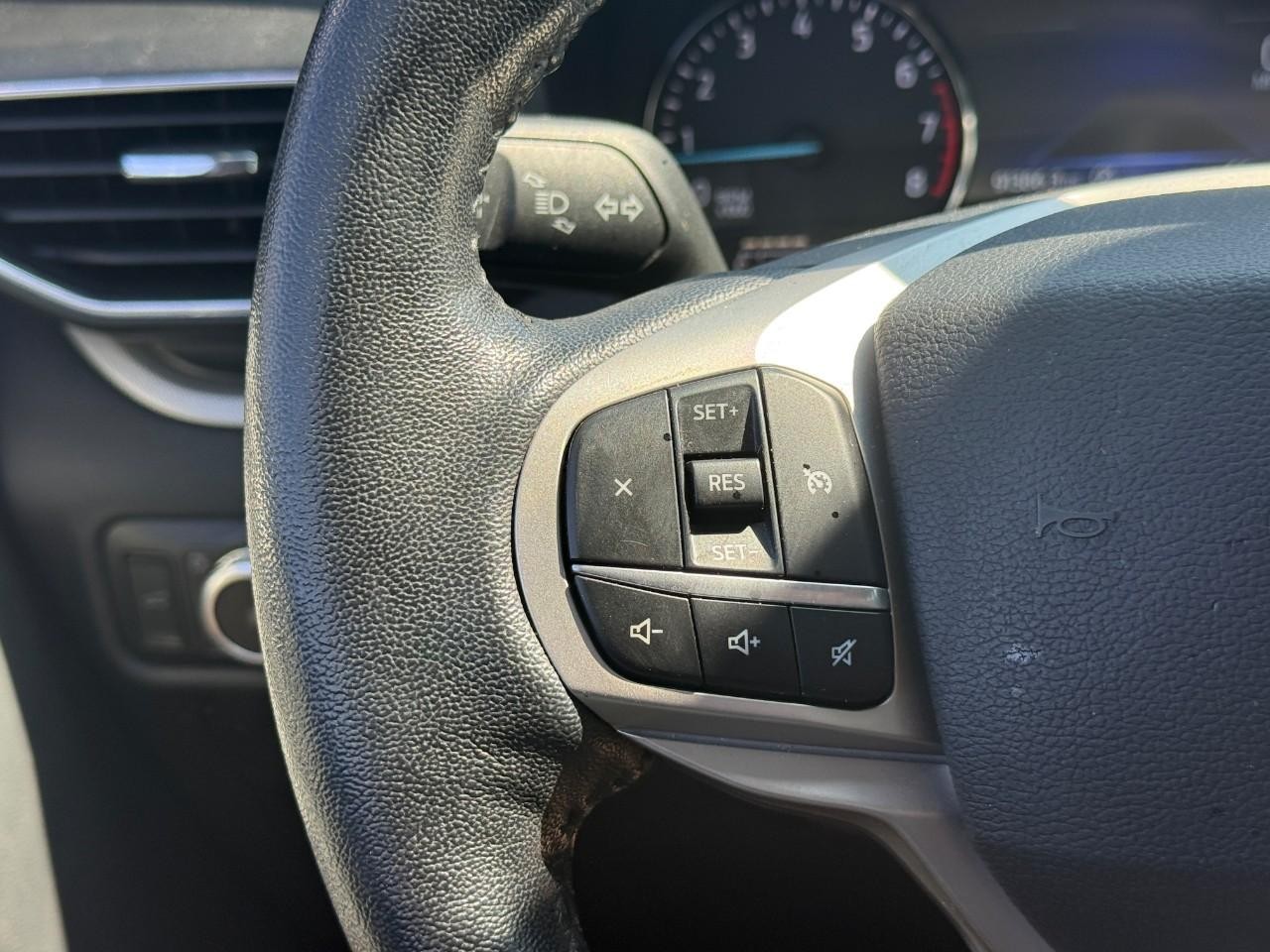 Ford Explorer Vehicle Full-screen Gallery Image 20