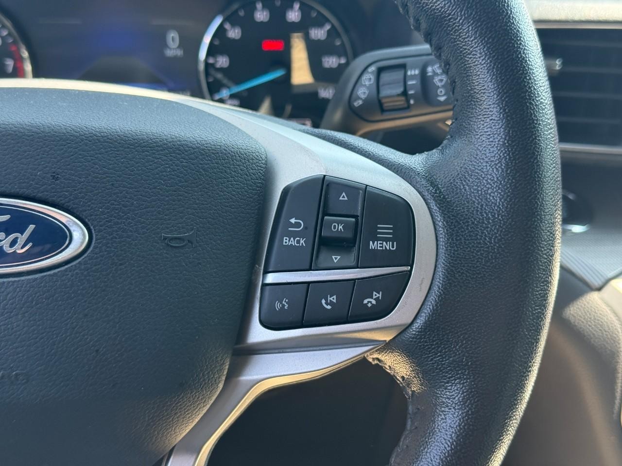 Ford Explorer Vehicle Full-screen Gallery Image 21