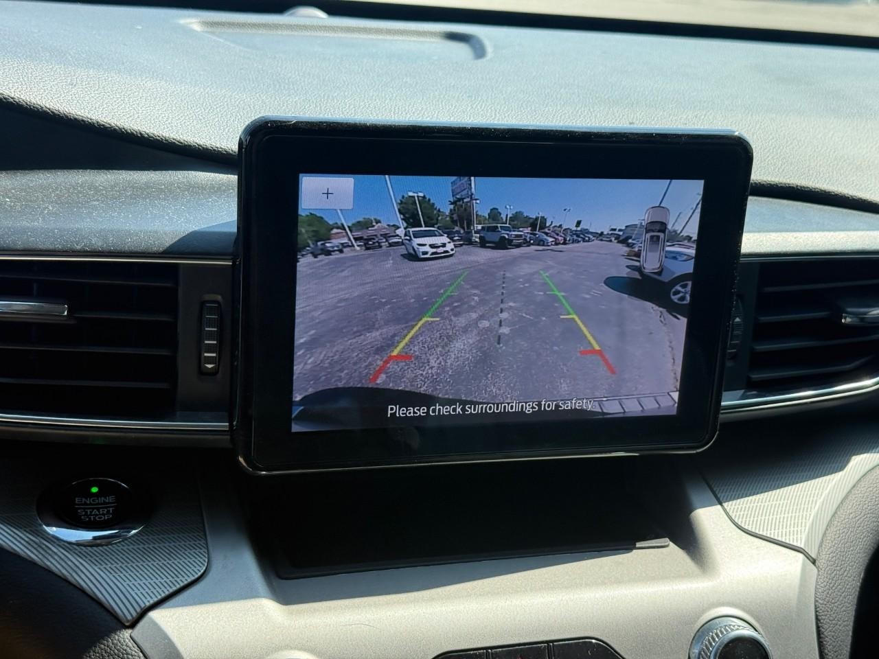 Ford Explorer Vehicle Full-screen Gallery Image 24