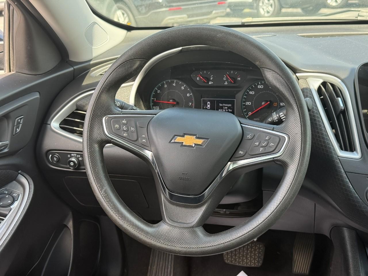 Chevrolet Malibu Vehicle Full-screen Gallery Image 13