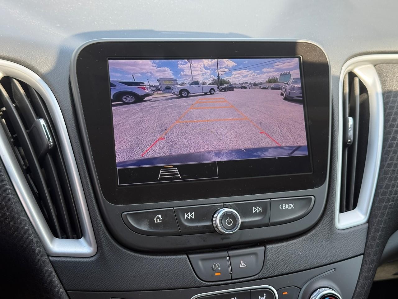 Chevrolet Malibu Vehicle Full-screen Gallery Image 24