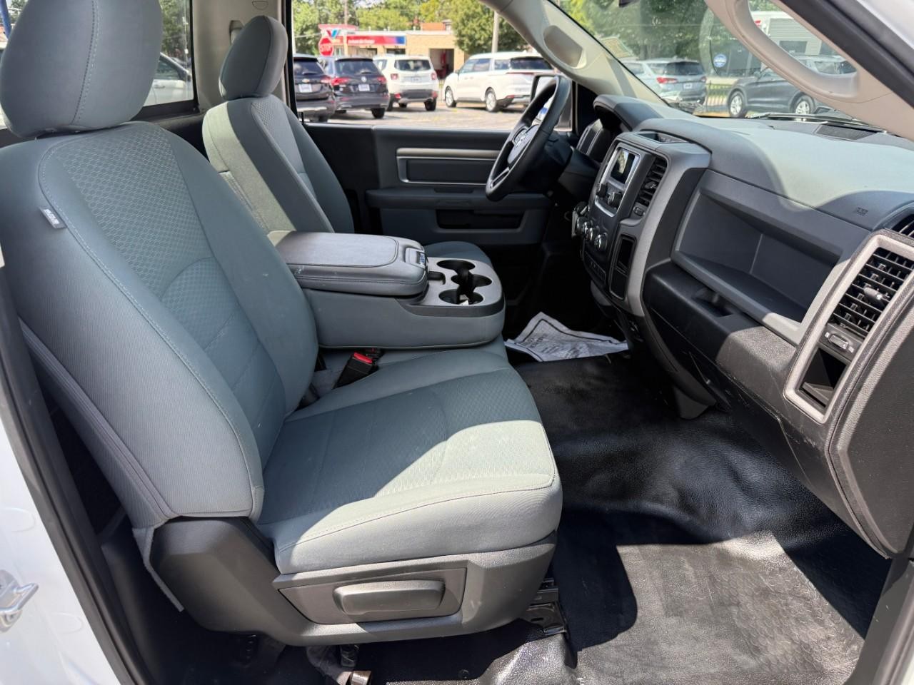 Ram 1500 Classic Vehicle Full-screen Gallery Image 09