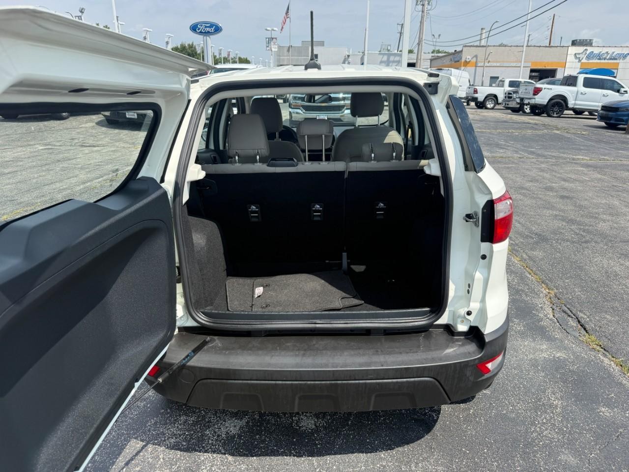 Ford EcoSport Vehicle Full-screen Gallery Image 07