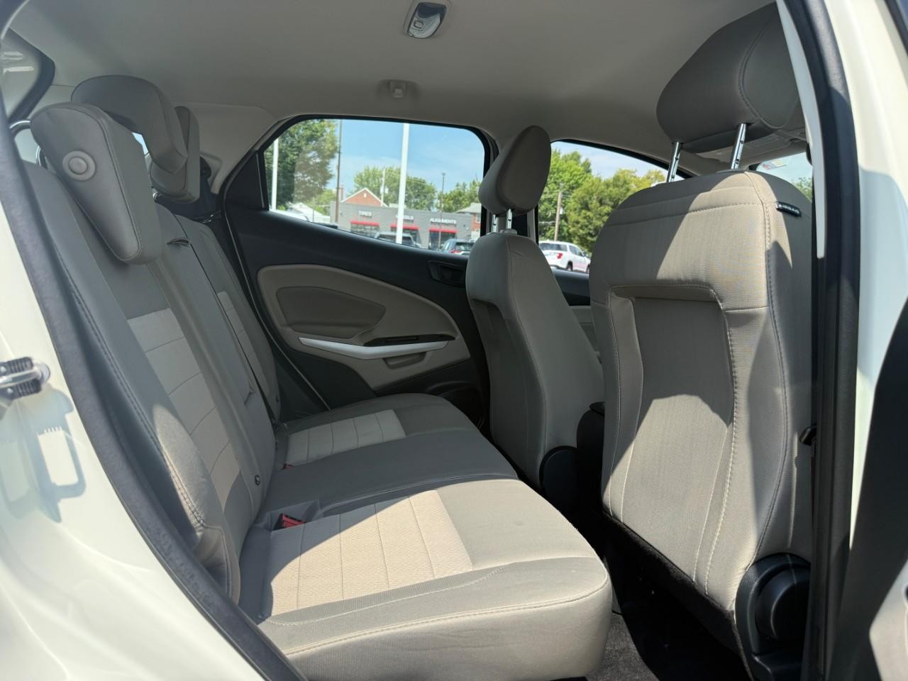 Ford EcoSport Vehicle Full-screen Gallery Image 10