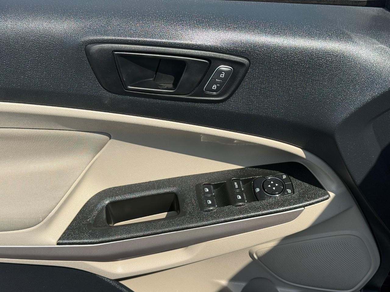 Ford EcoSport Vehicle Full-screen Gallery Image 16