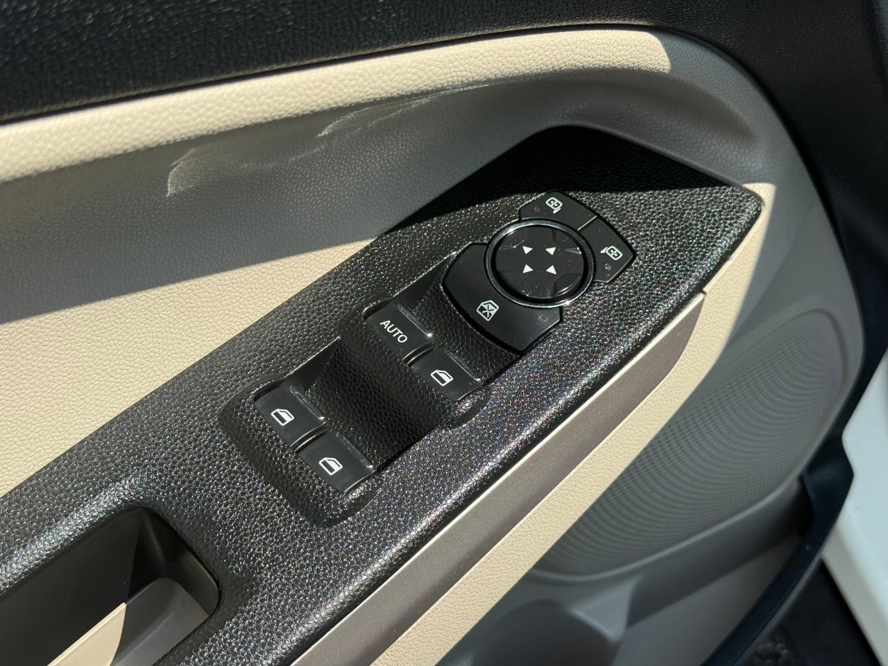 Ford EcoSport Vehicle Full-screen Gallery Image 17