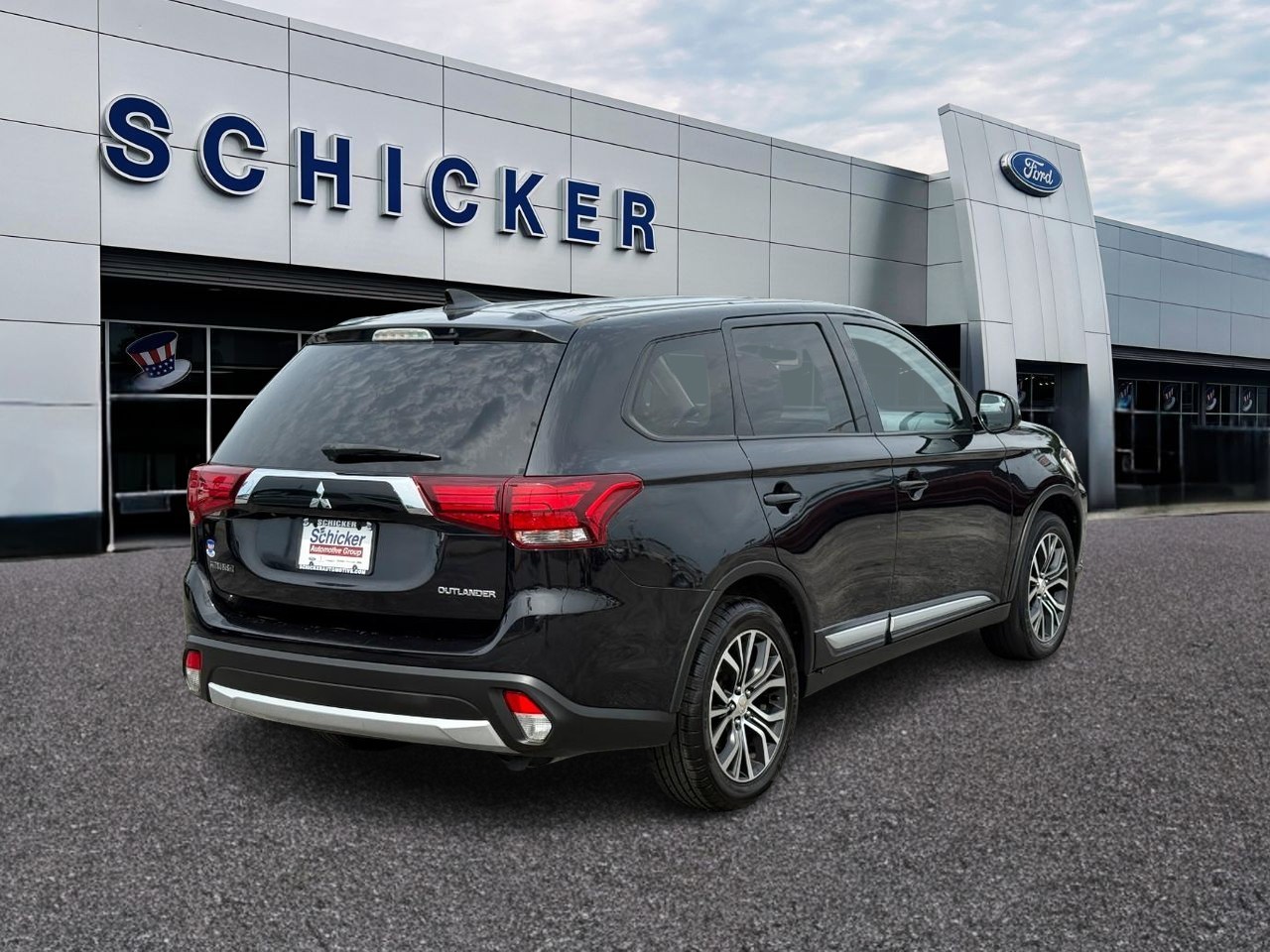Mitsubishi Outlander Vehicle Full-screen Gallery Image 02