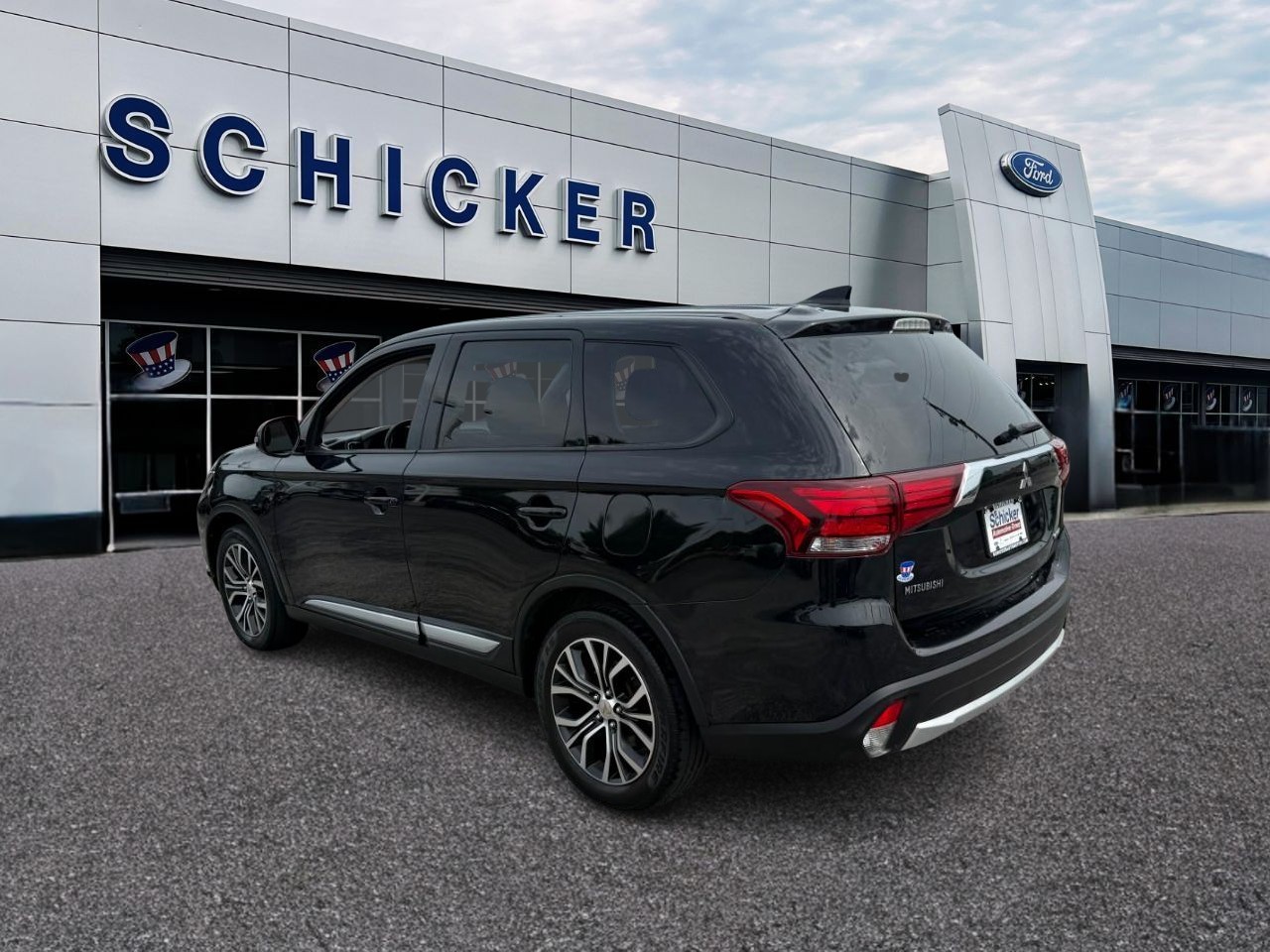 Mitsubishi Outlander Vehicle Full-screen Gallery Image 03