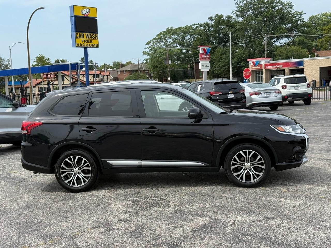 Mitsubishi Outlander Vehicle Full-screen Gallery Image 05