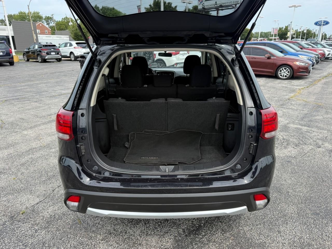 Mitsubishi Outlander Vehicle Full-screen Gallery Image 07
