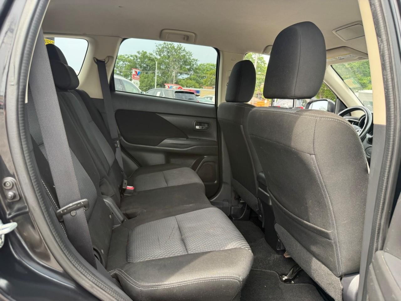 Mitsubishi Outlander Vehicle Full-screen Gallery Image 10