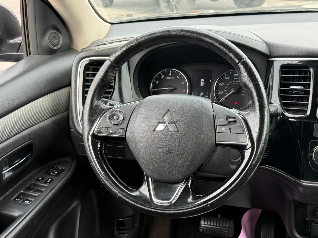 Mitsubishi Outlander Vehicle Full-screen Gallery Image 12