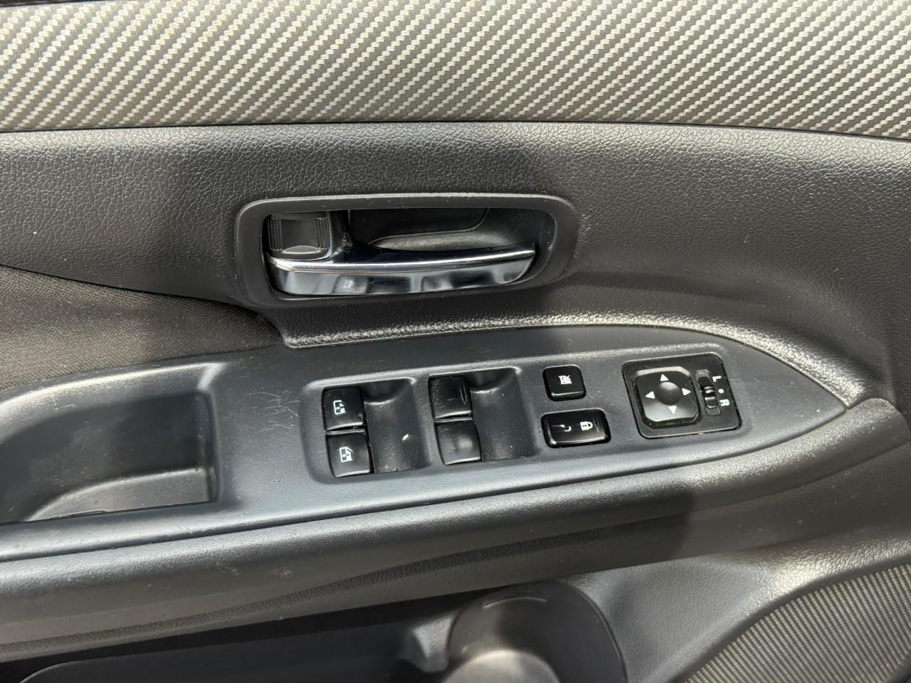 Mitsubishi Outlander Vehicle Full-screen Gallery Image 15